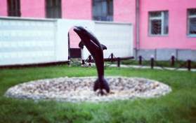 фонтанчик с черным дельфином - черный дельфин