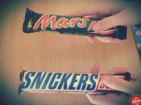 Ляпис Трубецкой - В левой руке Сникерс, в правой руке Марс
