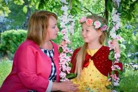 Мама и дочка - Где весна - там цветы и подарки