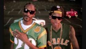 Snoop Dogg & Wiz Khalifa мак и девин идут в среднюю школу - Young, Wild, And Free